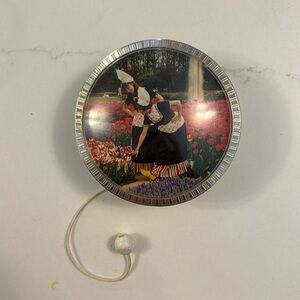 Music box that plays Tulpen Uit Amsterdam.